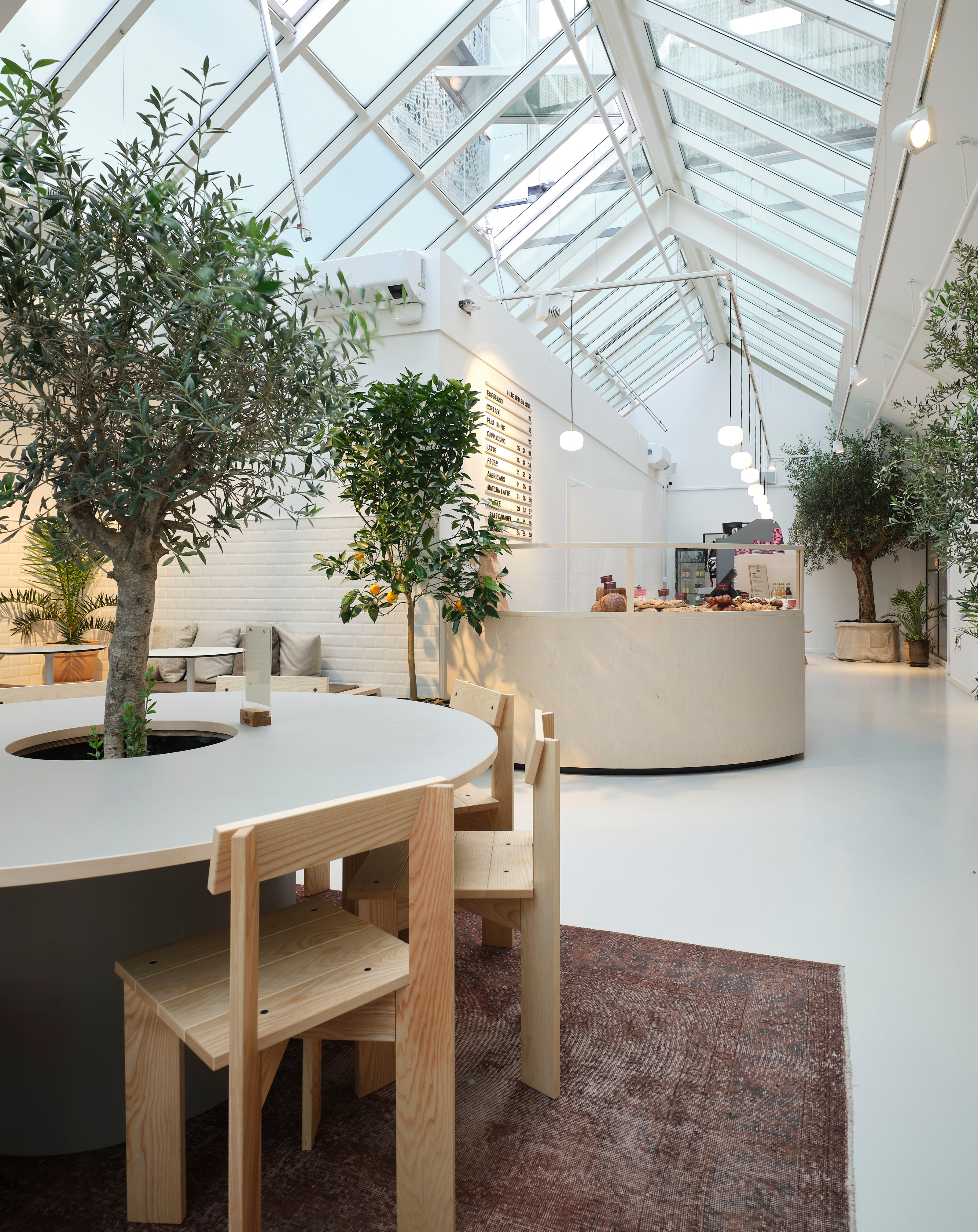Den buede disk og caféens lyse rum i Amager Centret