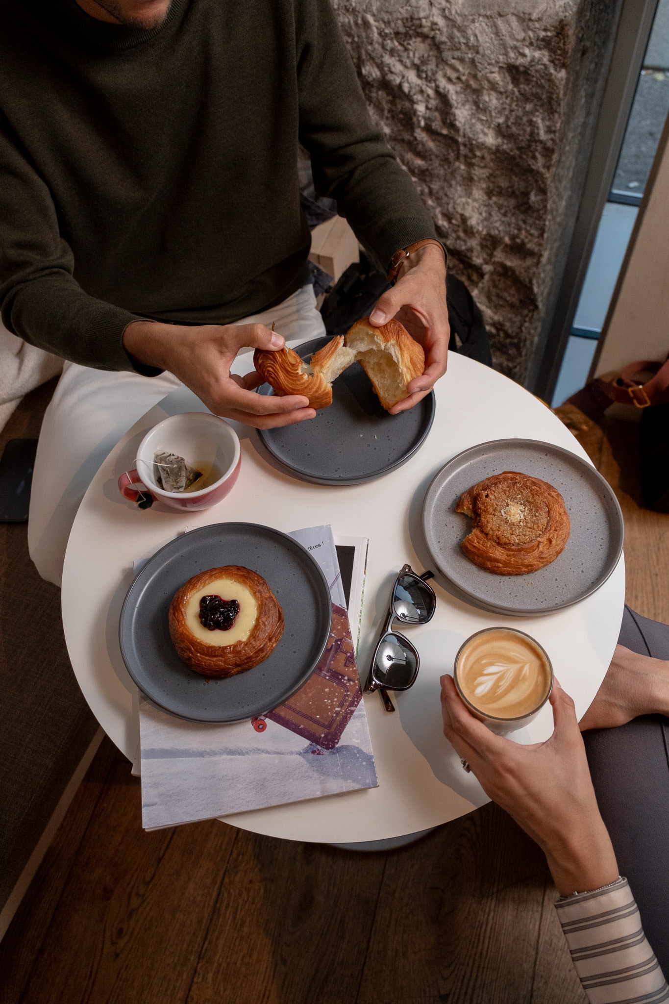Frisk bagværk og kaffe på et bord i caféen