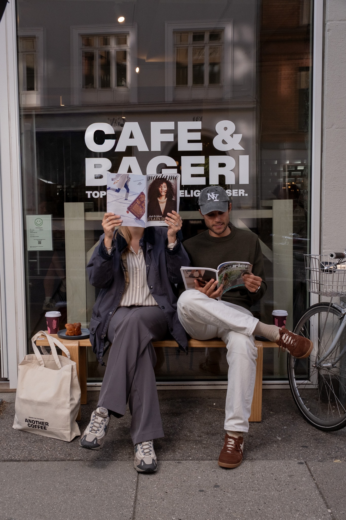 En kaffepause på bænken foran caféen på Gammel Kongevej