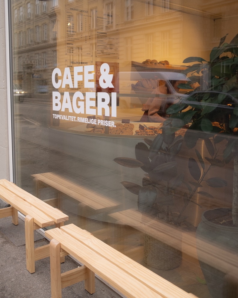 Vinduet og bænkene ved vores café på Gammel Kongevej